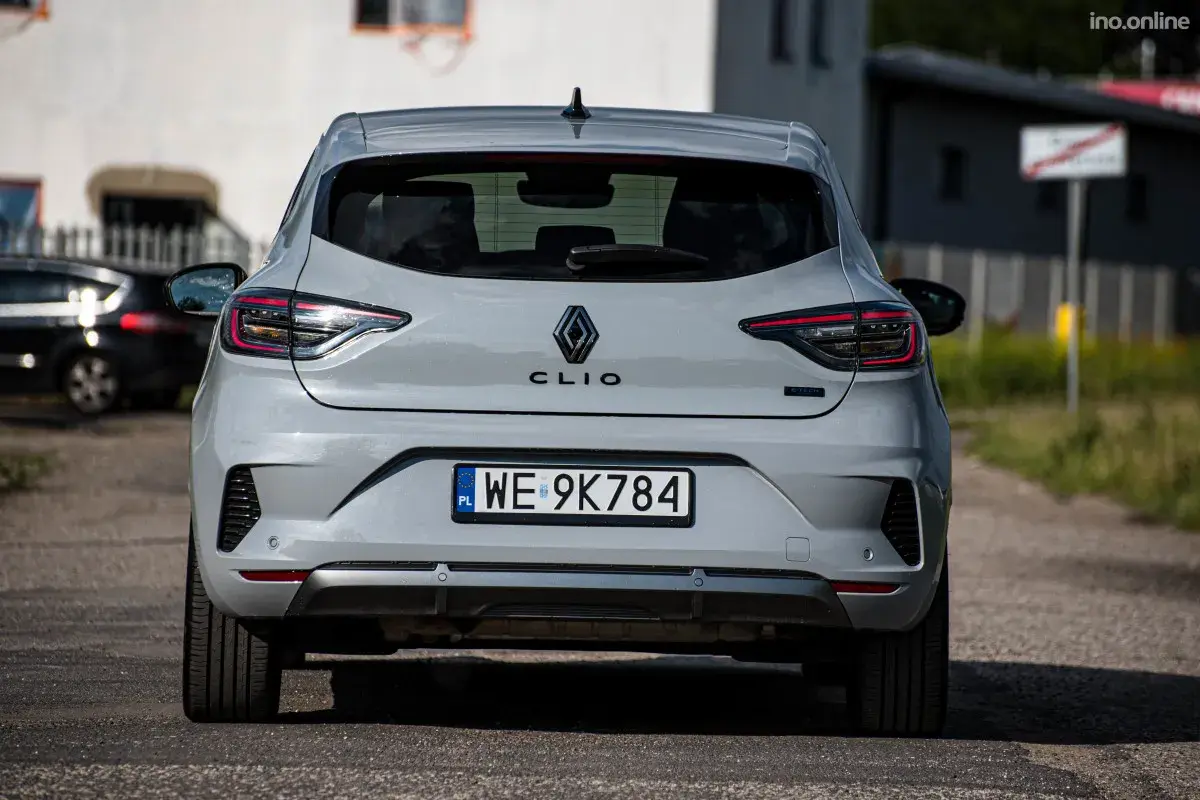 Szare Clio 5 z polskimi tablicami WE 9K784 stoi na drodze.