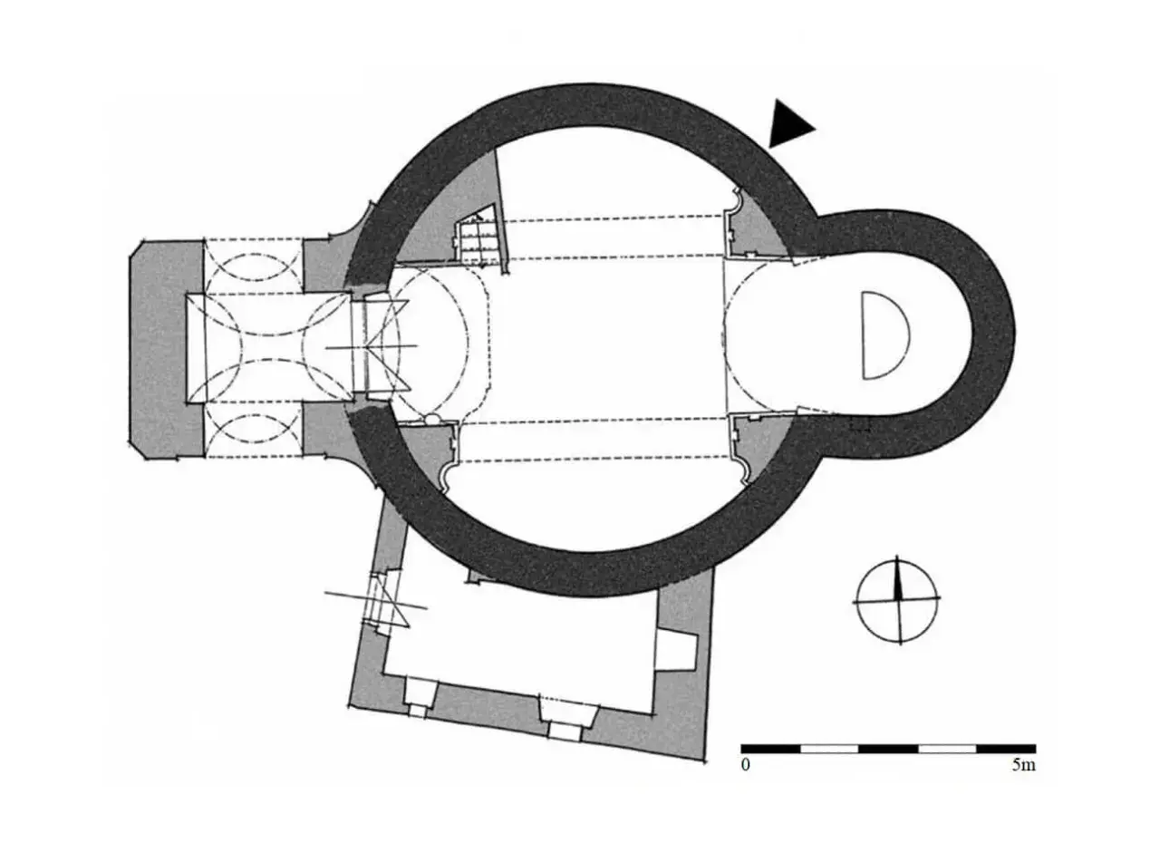 Plan architektoniczny budowli z centralną rotundą, absydą i przylegającymi pomieszczeniami. Skala 5m.