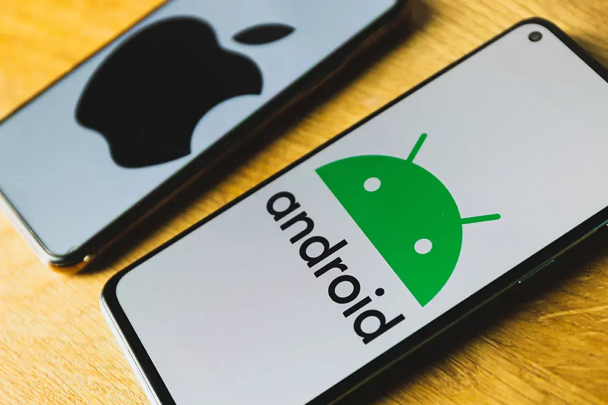 Dwa telefony, jeden z logo Android, drugi z logo Apple. Dowiedz się, jak włączyć transmisję danych w telefonie.