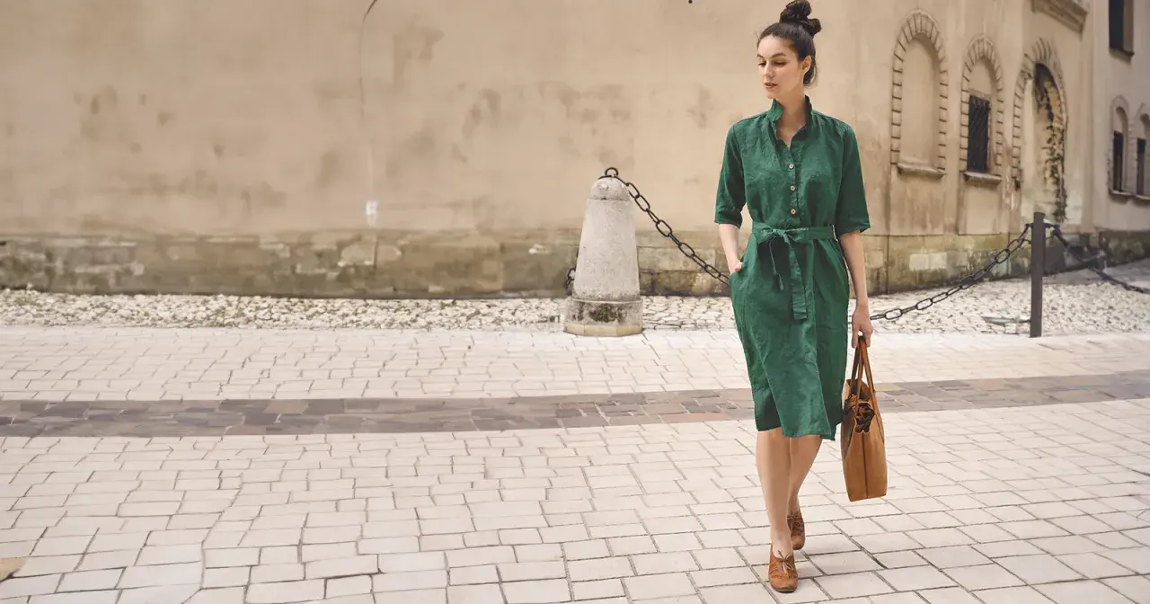 Elegancka stylizacja na lato: zielona lniana sukienka z paskiem, brązowa torba i mokasyny. Idealny przykład, jak się ubrać latem.