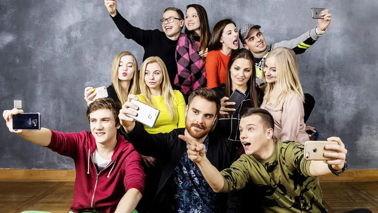 Grupa młodych ludzi, 19+ obsada, robi sobie selfie.