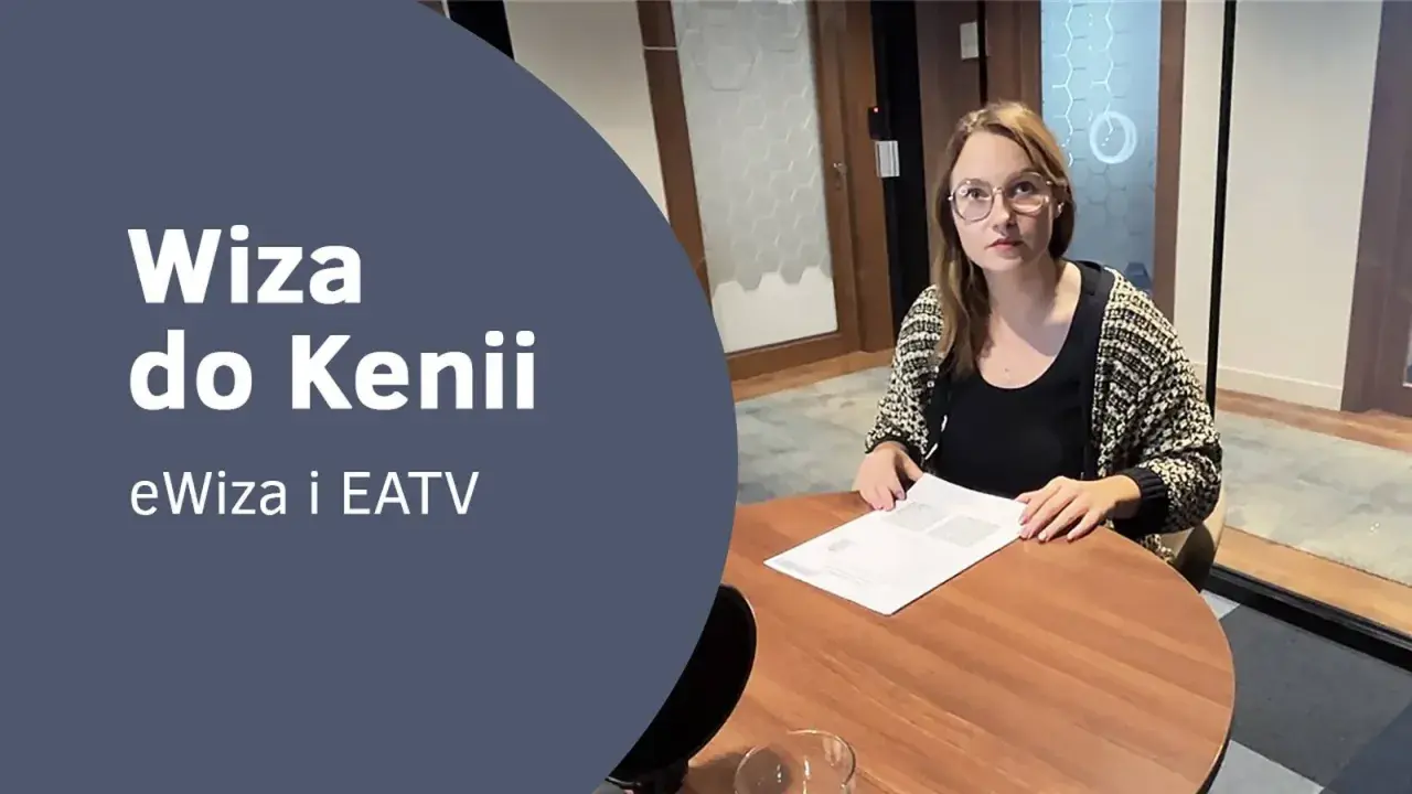 Kobieta przy biurku omawia wiza do Kenii. Informacje o eWizie i EATV.