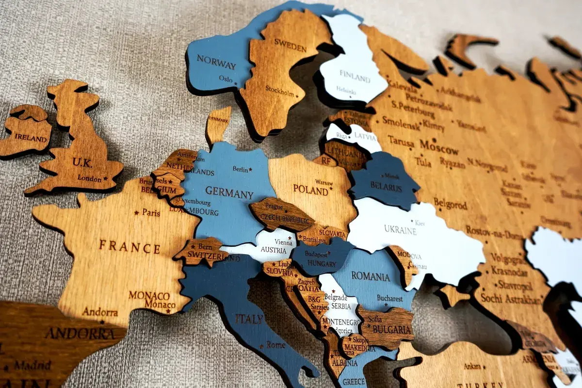 Drewniana mapa Europy z zaznaczonymi krajami. Widoczne m.in. Francja, Niemcy, Polska, Włochy, Skandynawia. Eog co to? To piękna dekoracja ścienna.