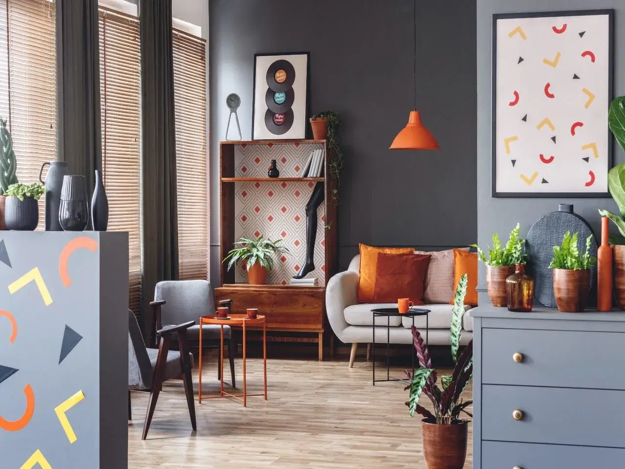 Nowoczesny salon z kanapą, fotelami i dekoracjami w kolorze morelowym.