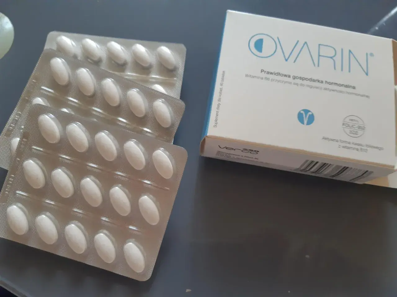 Opakowanie i blistry z tabletkami Ovarin. Witamina B6 wspiera gospodarkę hormonalną.