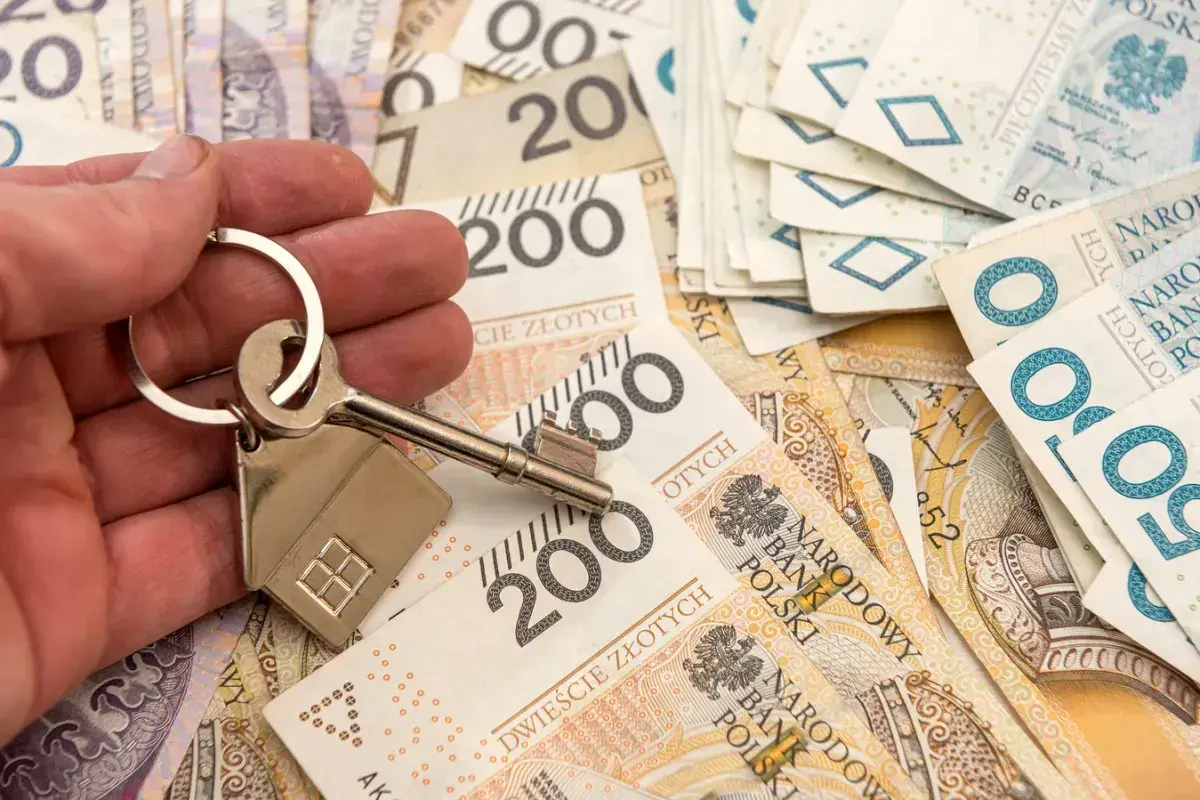 Klucz do domu na stosie banknotów 200 zł. Poznaj sekrety negocjacji z bankiem, jak obniżyć marżę kredytu hipotecznego w marcu 2026.
