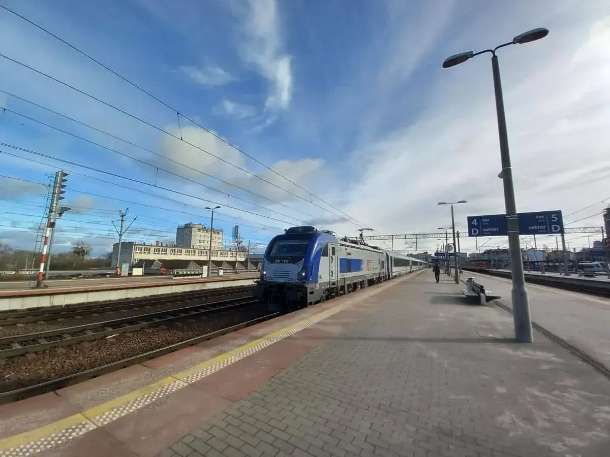 Pociąg na stacji, gotowy do odjazdu. Zastanawiasz się, ile się jedzie do Szczecina? Czas sprawdzić rozkład!
