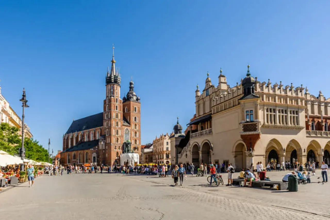 Spacer po Rynku Głównym w Krakowie, z Bazyliką Mariacką i Sukiennicami. Idealne miejsce na weekend w Krakowie.