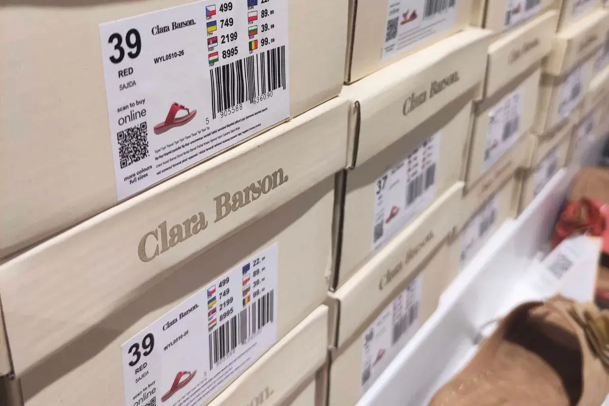 Pudełka z obuwiem Clara Barson. To marka oferująca stylowe i wygodne buty, dostępne online.