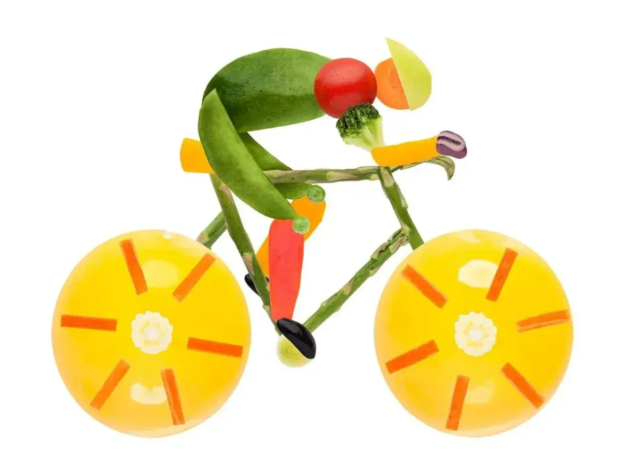 Rowerzysta z warzyw, symbolizujący energię i zdrowie, jak glikogen dla mięśni.