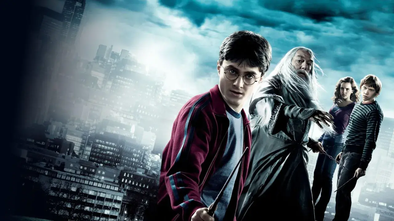 Harry Potter i Książę Półkrwi: obsada - Harry, Dumbledore, Hermiona i Ron stoją na tle miasta.
