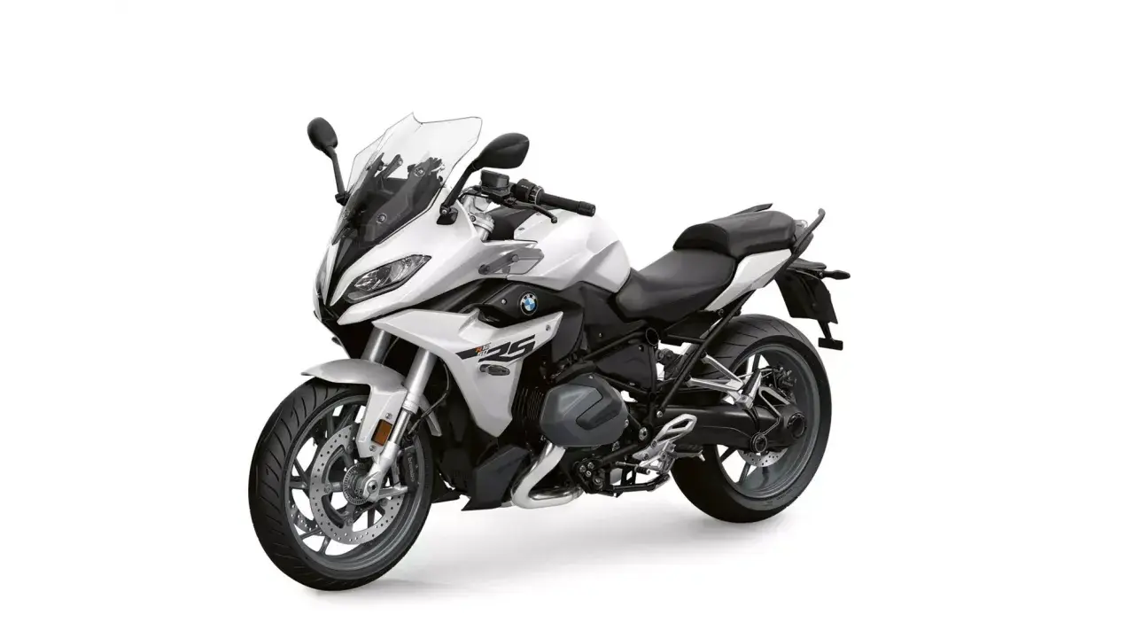 Biały motocykl sportowo-turystyczny BMW R 1250 RS z czarnym siedzeniem i przyciemnianą szybą.
