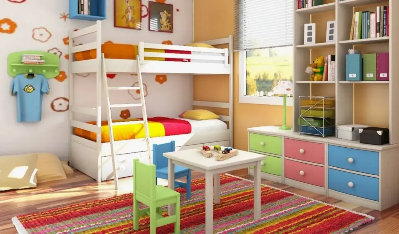 Cameretta bambino 6 anni con letto a castello, scrivania, tappeto colorato e libreria piena di giochi e libri.