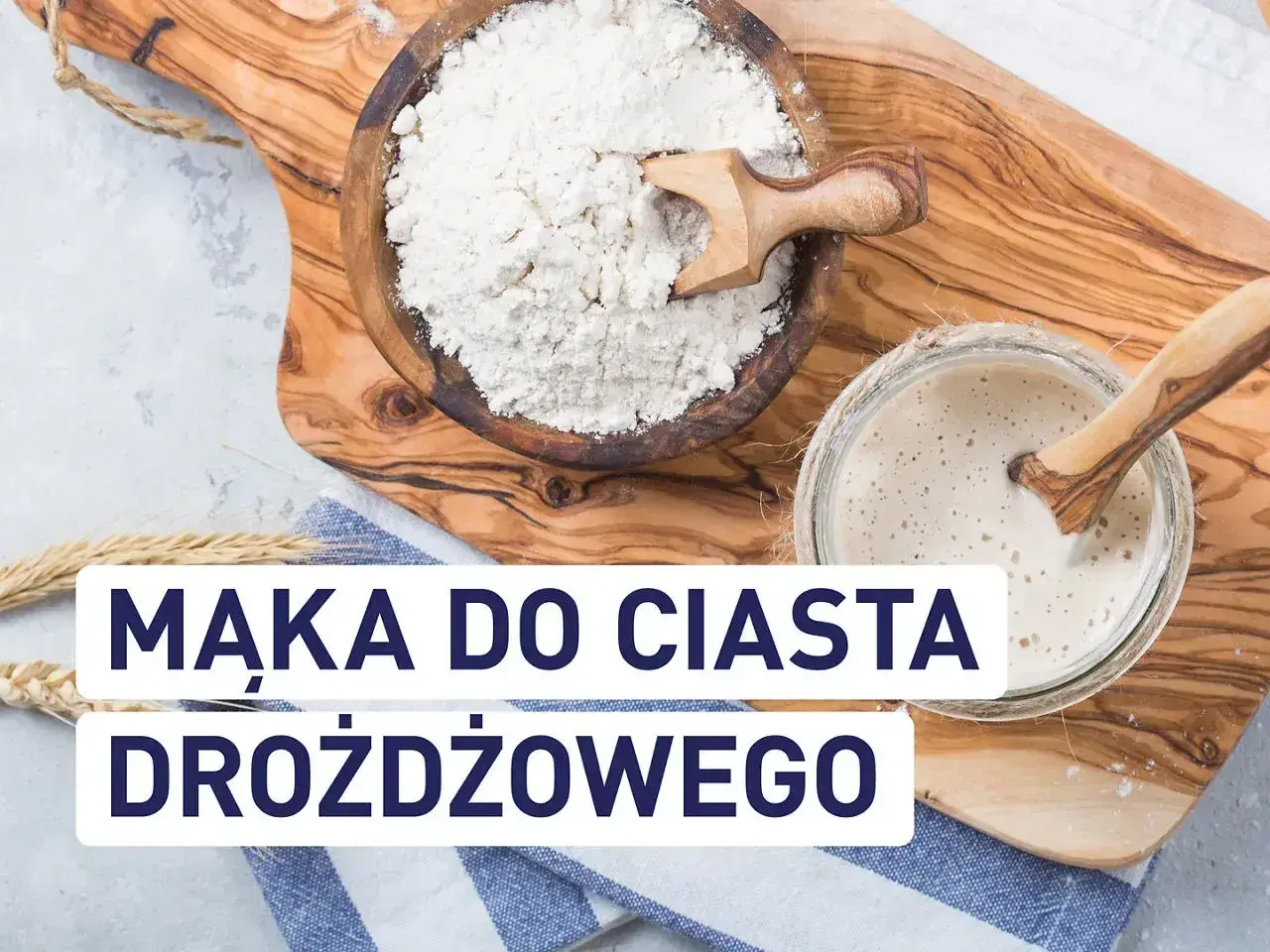 Mąka do ciasta drożdżowego: biała mąka w drewnianej misce i zakwas w słoiku, gotowe do pieczenia.