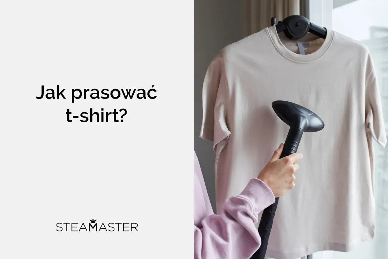 Jak prasować t-shirt parownicą? Dłoń trzymająca parownicę zbliża się do beżowej koszulki wiszącej na wieszaku.
