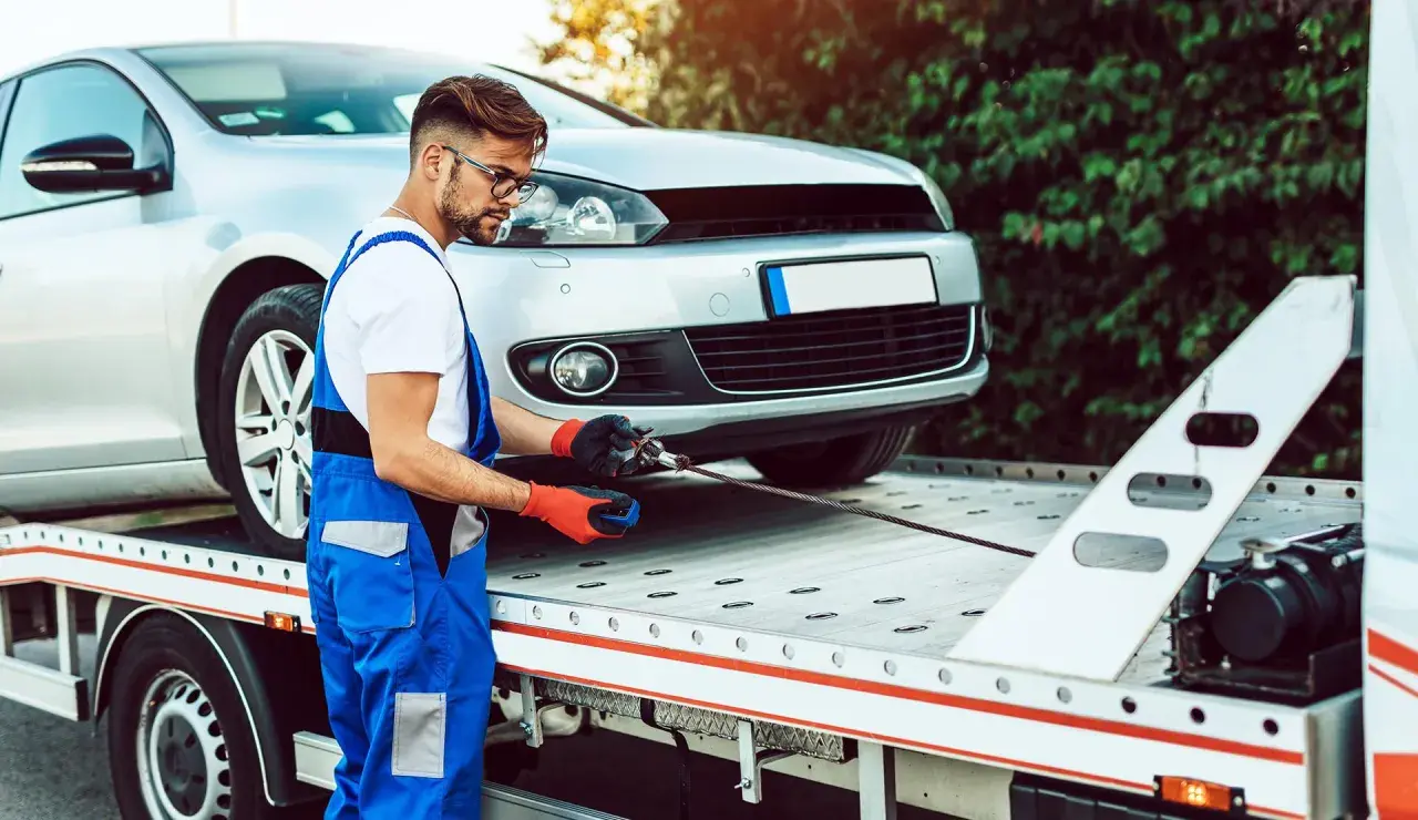 Mechanik przygotowuje auto do transportu. Zastanawiasz się, ile czasu na wyrejestrowanie auta po sprzedaży?