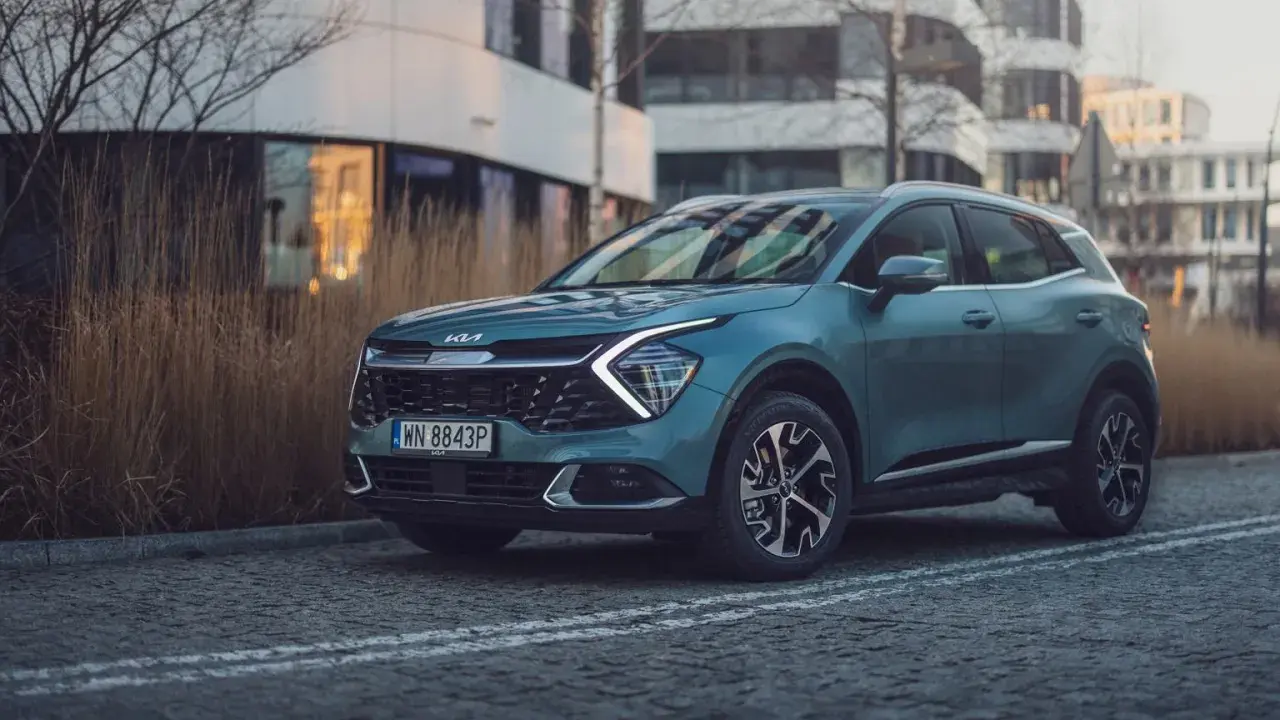Nowy Kia Sportage w miejskim otoczeniu. Sprawdź aktualną kia sportage cena i wybierz swój wymarzony SUV.