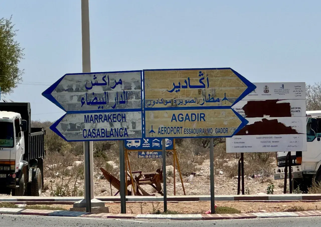 Droga do Casablanki jest bezpieczna, wskazują znaki kierunkowe na Marrakesz i Agadir.