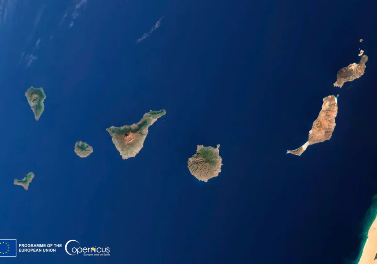 Widok z kosmosu na Wyspy Kanaryjskie. Widać ich nazwy: Teneryfa, Gran Canaria, Fuerteventura, Lanzarote i inne.