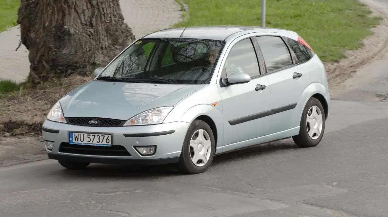 Srebrny Ford Focus, idealny dla szukających tanich samochodów do 3000 zł, jedzie po drodze.