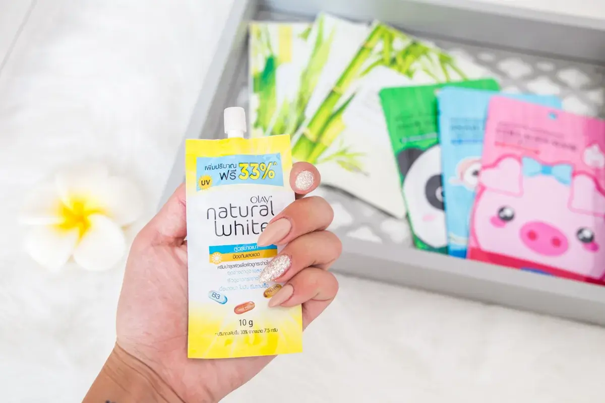 Co warto przywieźć z Tajlandii? Kosmetyki Olay Natural White w uroczych opakowaniach, idealne na prezent.