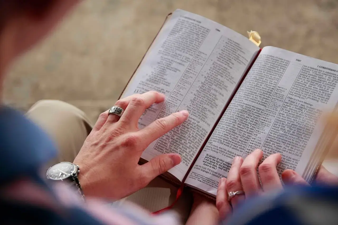 Hände halten eine Bibel. Eine Frage ist, ob Jesus Gott ist.