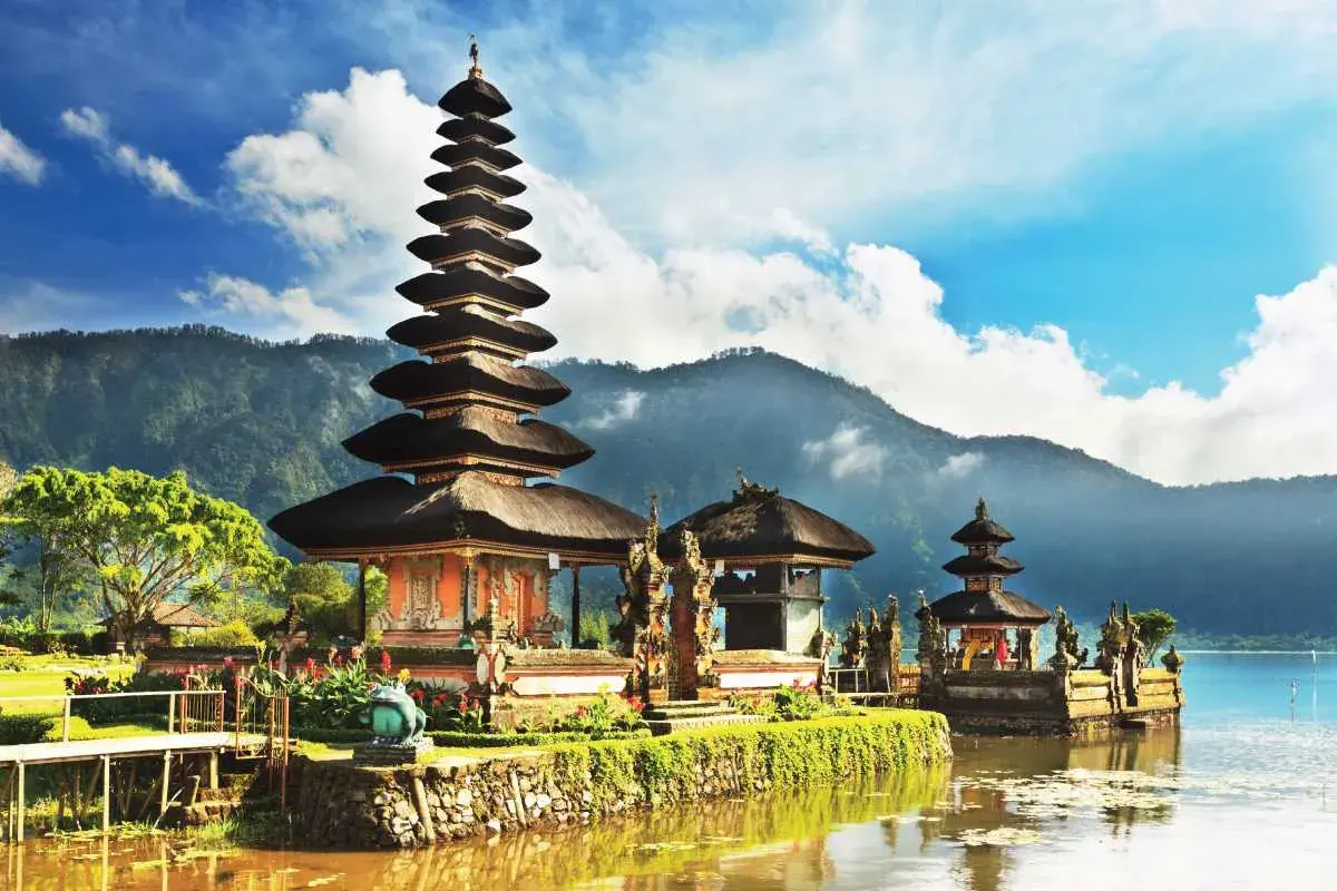 Piękny świątynny kompleks na wodzie, Pura Ulun Danu Bratan, na wyspie Bali. Kontynent Bali zachwyca.