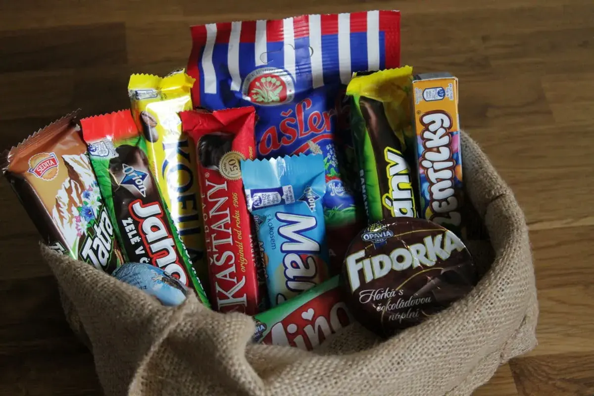 Koszyk pełen słodyczy: czekolady Orion, Fidorka, Lentilky, Tatry i inne. Idealne, co przywieźć z Czech do jedzenia!