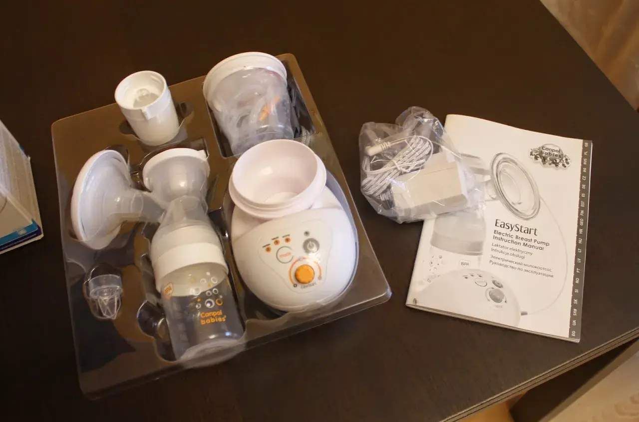 Zestaw laktatora elektrycznego Canpol babies Easystart w opakowaniu, gotowy do użycia.