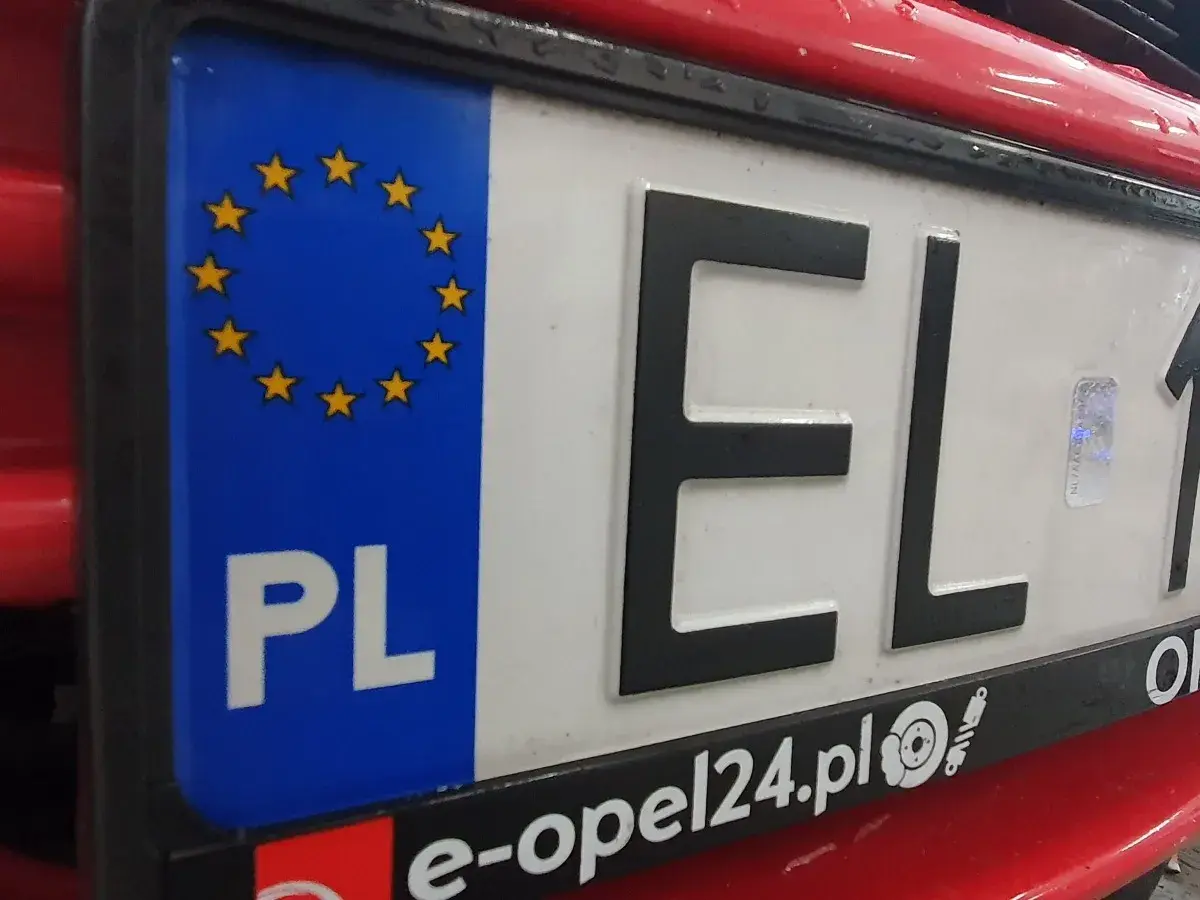 Nowe tablice rejestracyjne z symbolem Unii Europejskiej i oznaczeniem PL. Litery EL i cyfry na białym tle.