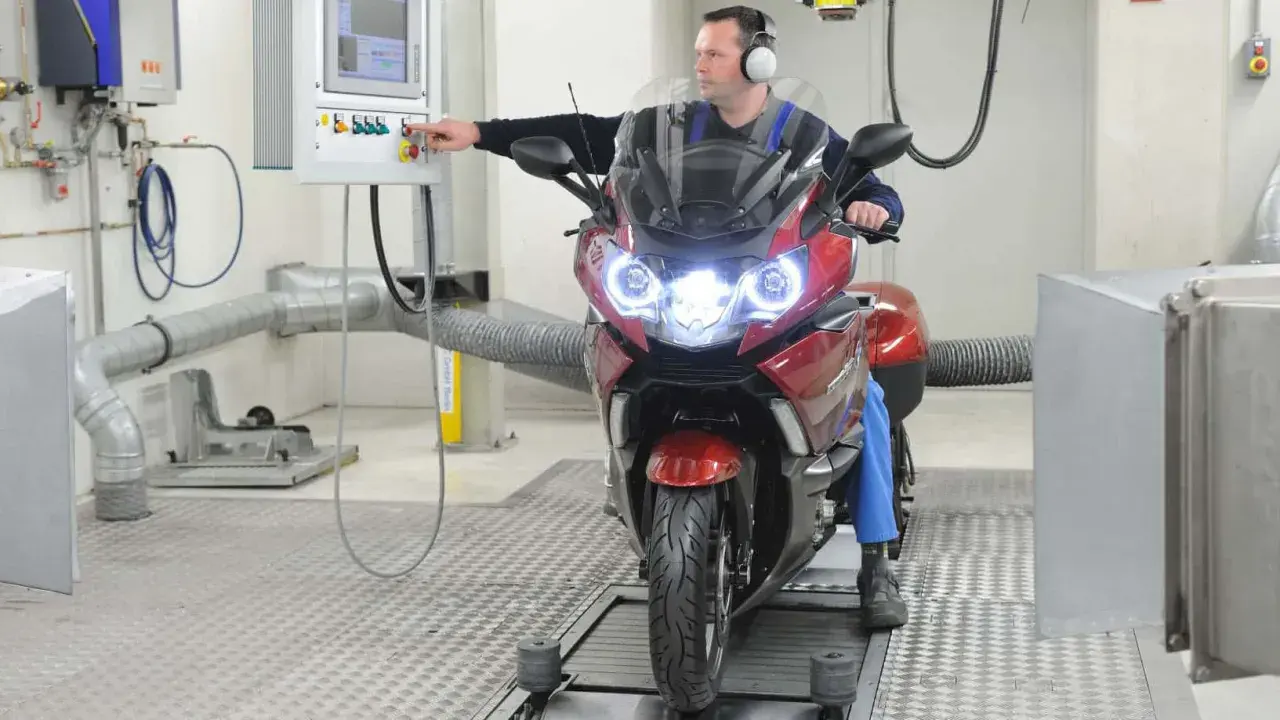 Mechanik sprawdza motocykl na hamowni. Dowiedz się, ile kosztuje przegląd motocykla i jakie są jego etapy.