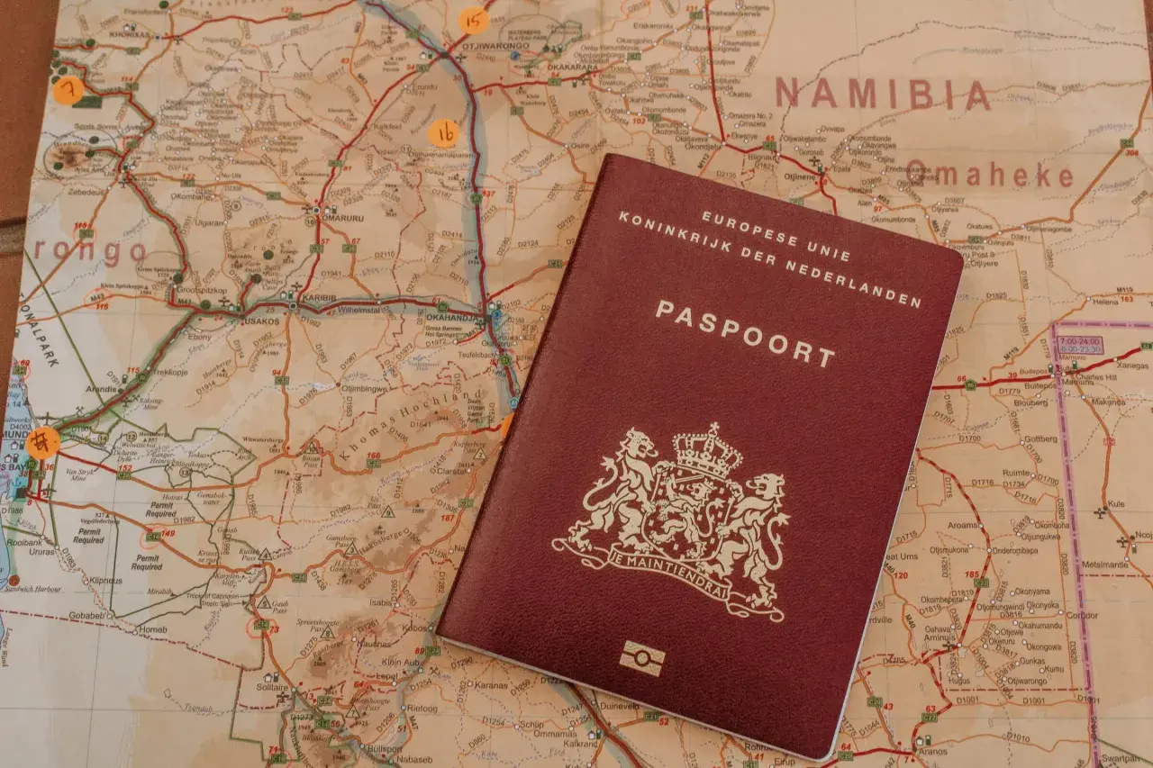 Paszport Holenderski na mapie Namibii. Planujesz podróż do Namibii? Ten paszport to klucz do Twojej przygody.