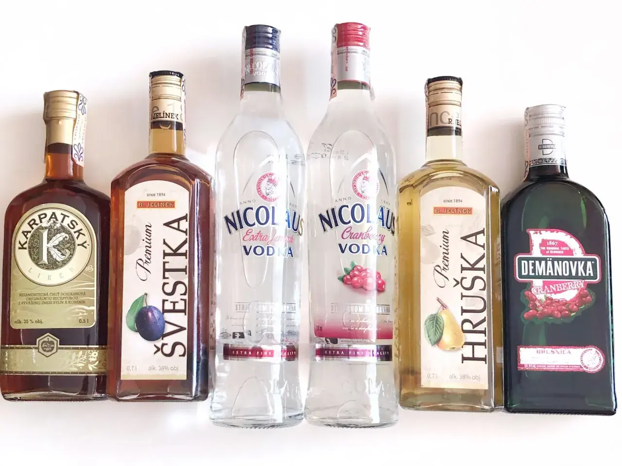 Co kupić na Słowacji? Różne rodzaje wódek i likierów: Karpacki Likier, Śliwkowa Švestka, Nicolaus Vodka, Hruška, Demanovka Cranberry.