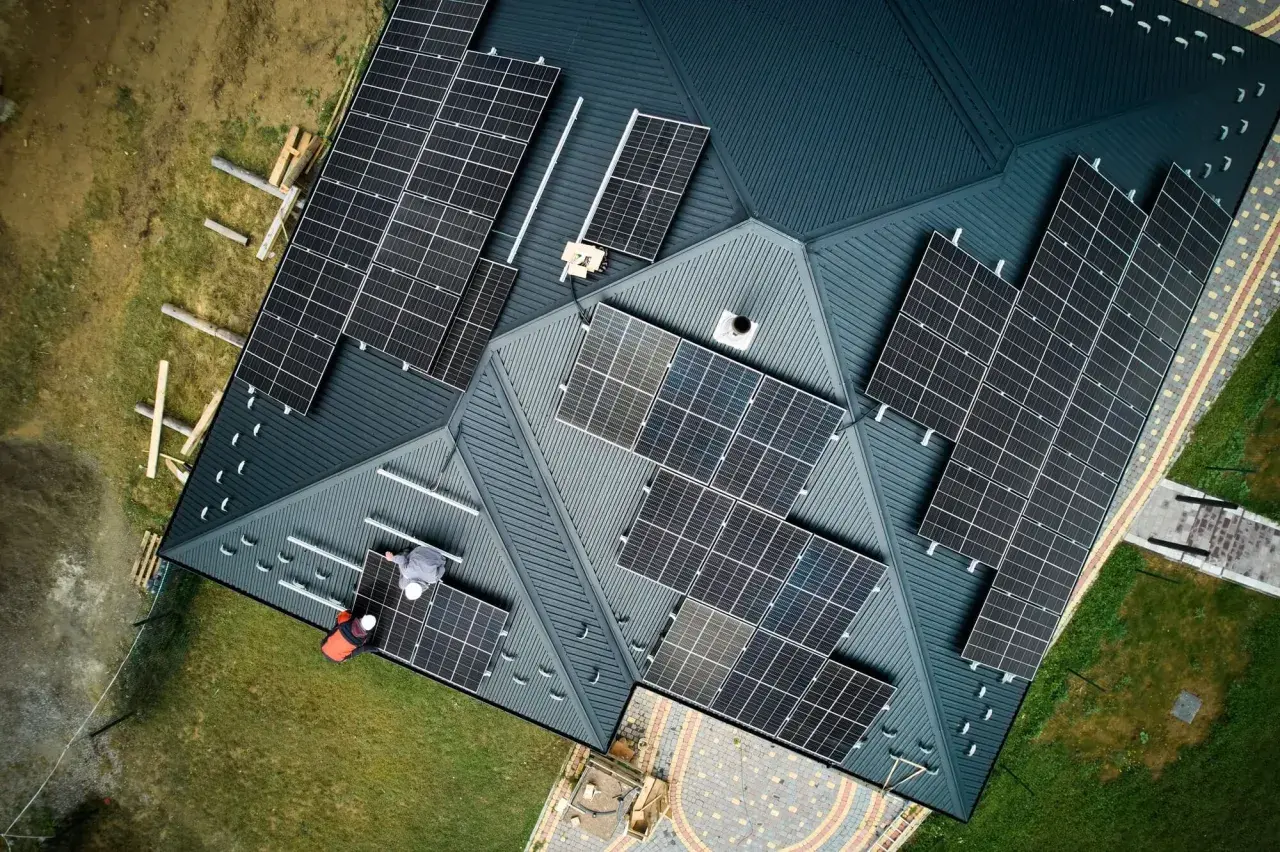 Montaż paneli fotowoltaicznych na dachu domu. To krok w stronę czystego powietrza i niezależności energetycznej.