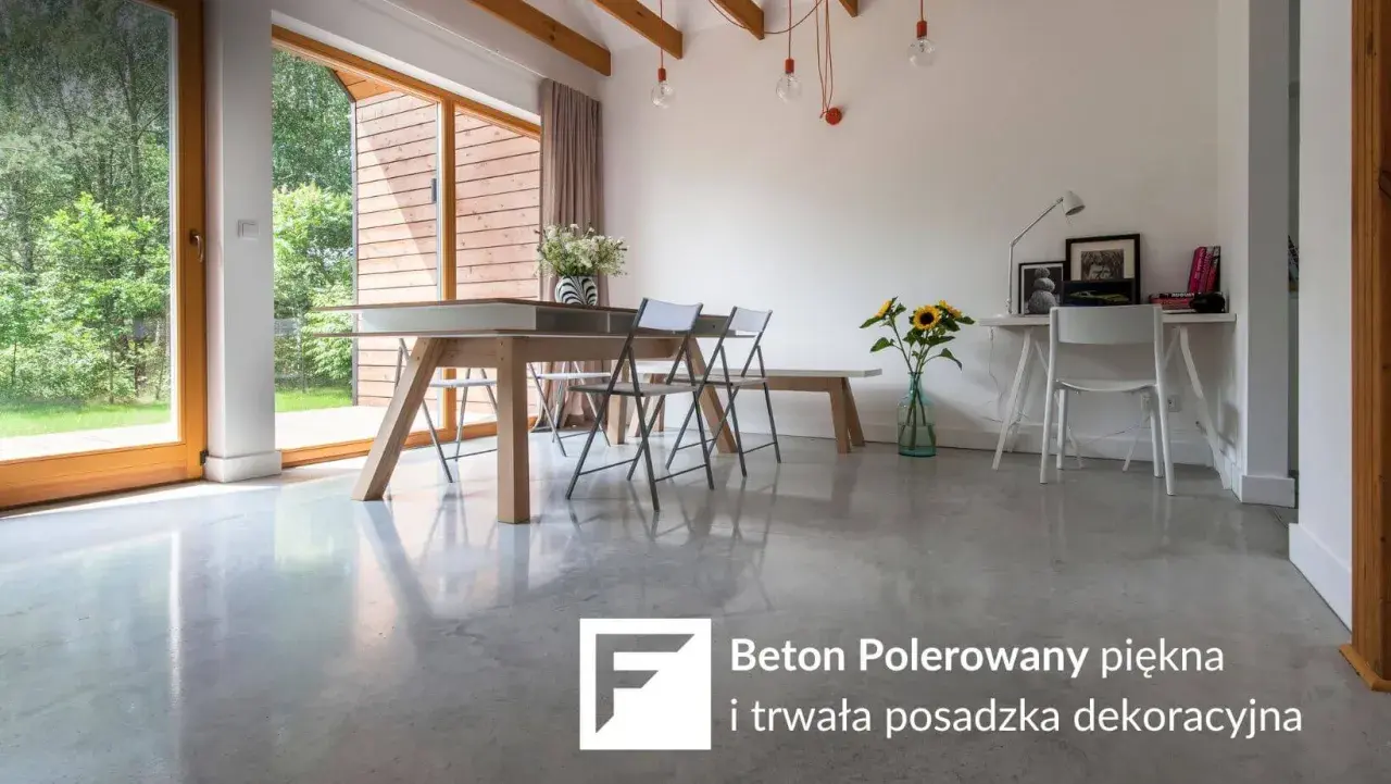 Nowoczesne wnętrze z jadalnią i biurkiem, gdzie króluje beton polerowany w domu, tworząc elegancką i trwałą posadzkę.