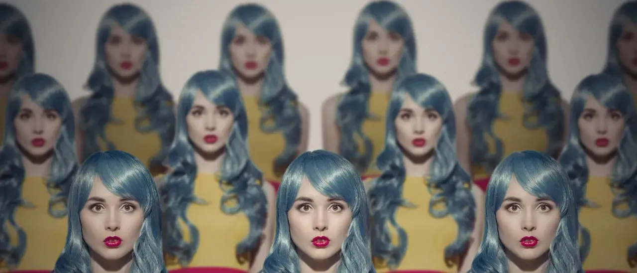 Mehrere Frauen mit blauen Perücken und roten Lippen scheinen sich zu klonen, eine surreale Szene.