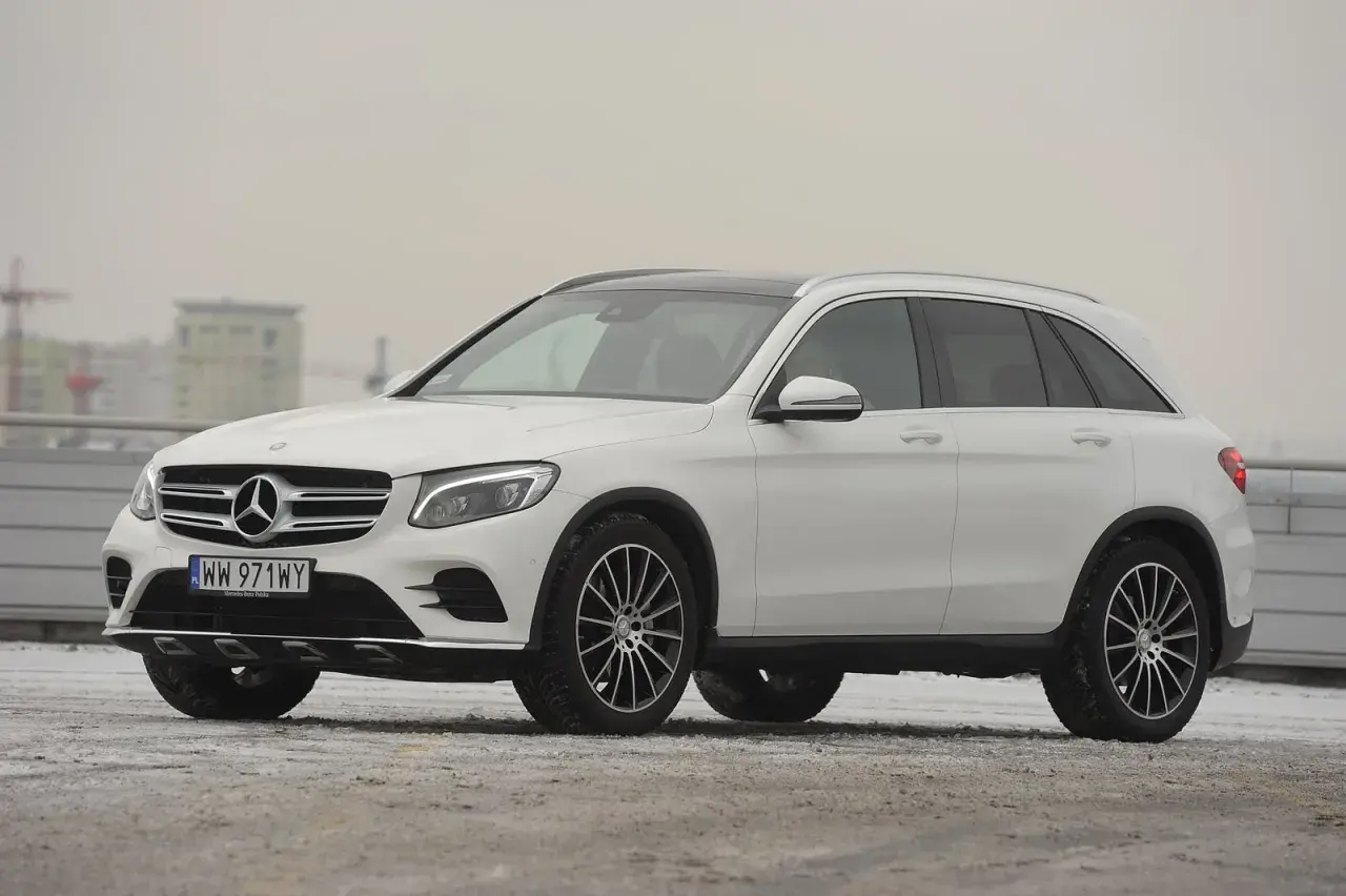Biały Mercedes GLC 220d na tle miejskiego krajobrazu, gotowy na zimowe wyzwania.