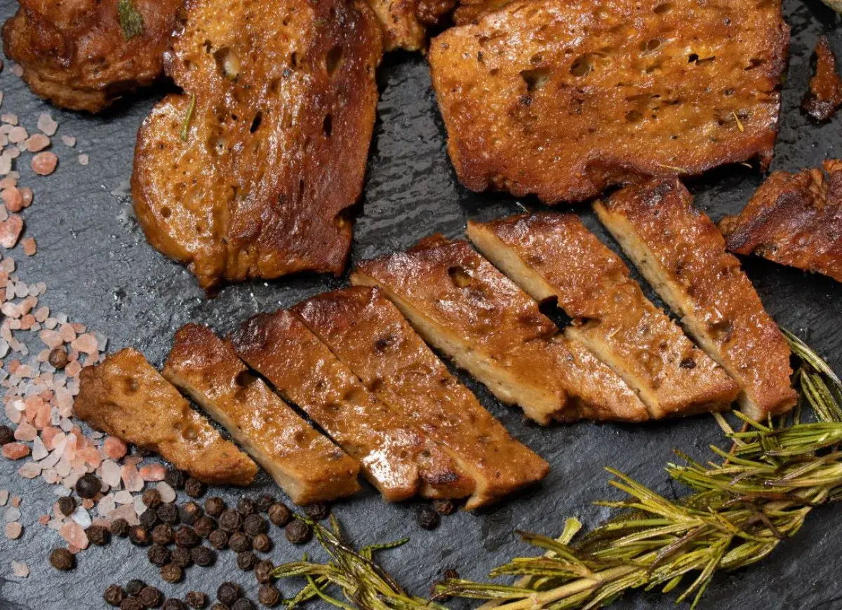 Pokrojony seitan, przypominający mięso, z rozmarynem i solą. To świetna alternatywa dla mięsa, jeśli zastanawiasz się, seitan co to.