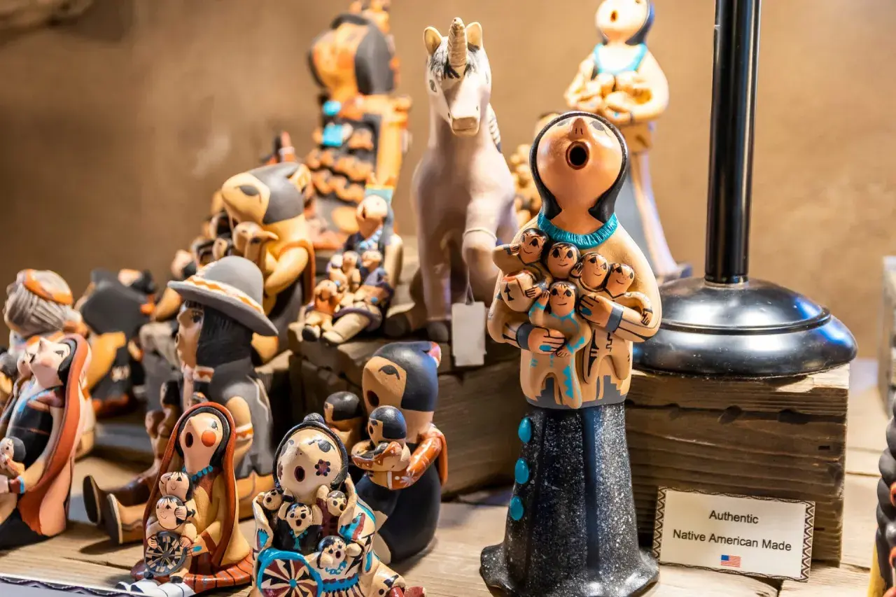 Ceramiczne figurki Indian z USA, idealne pamiątki do Polski. Matka z dziećmi, jednorożec i inne.
