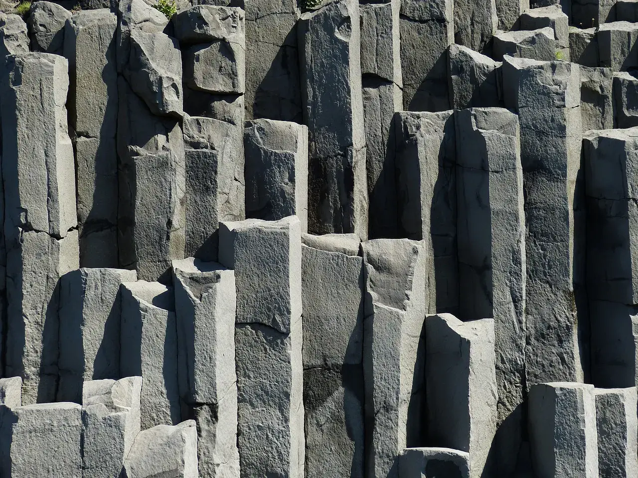 Słupy bazaltowe tworzą naturalną, geometryczną ścianę skalną.