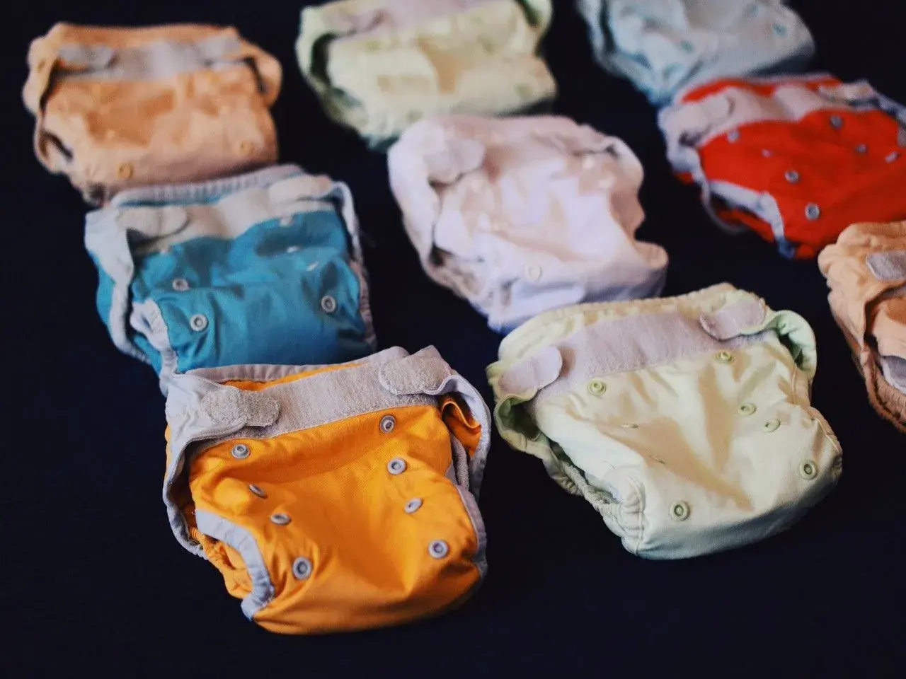 Kolorowe pieluchy wielorazowe, idealne dla noworodka. Różne wzory i kolory, które sprawią, że przewijanie będzie przyjemnością.