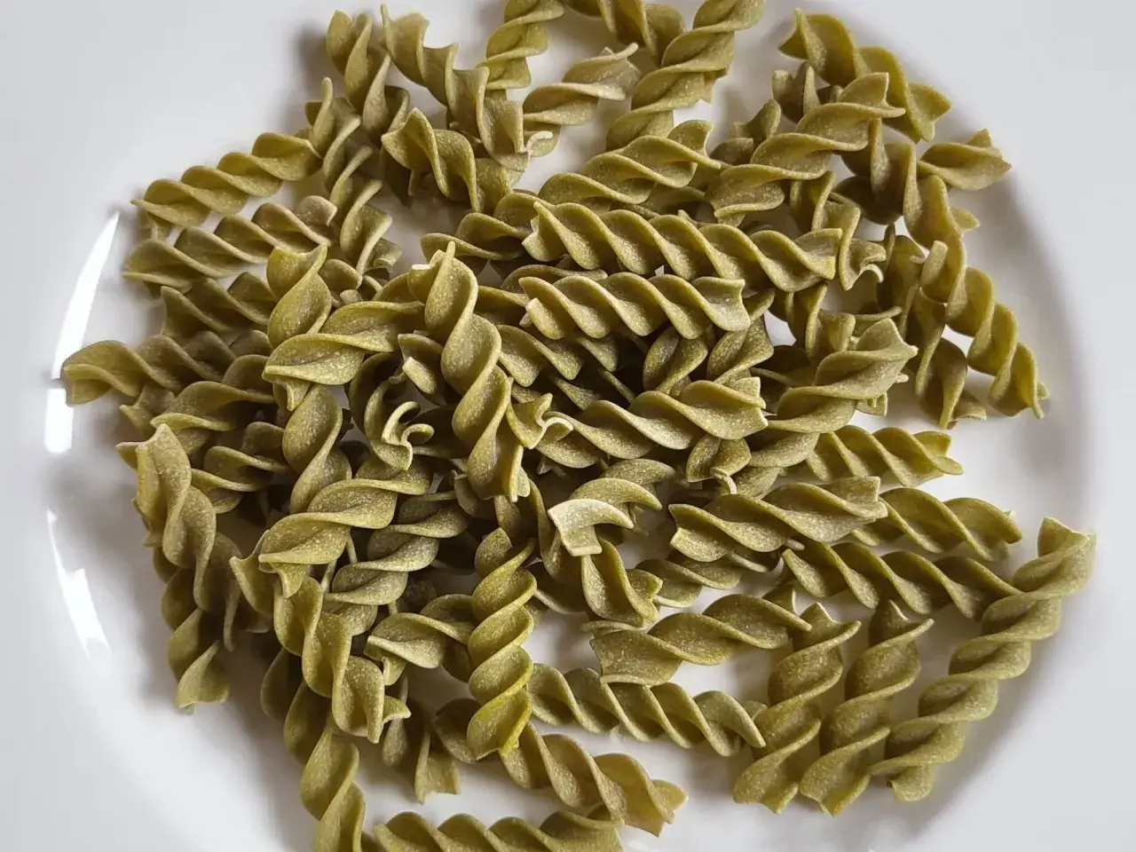 Zielony makaron fusilli, idealny jako zdrowsza alternatywa dla tradycyjnego. Czy to makaron z groszku czy fasoli mung?