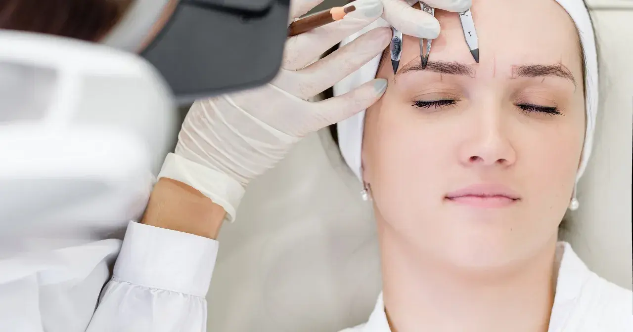 Precyzyjne rysowanie brwi przed zabiegiem microblading. Sprawdź, jaka jest microblading brwi cena i umów się na konsultację.