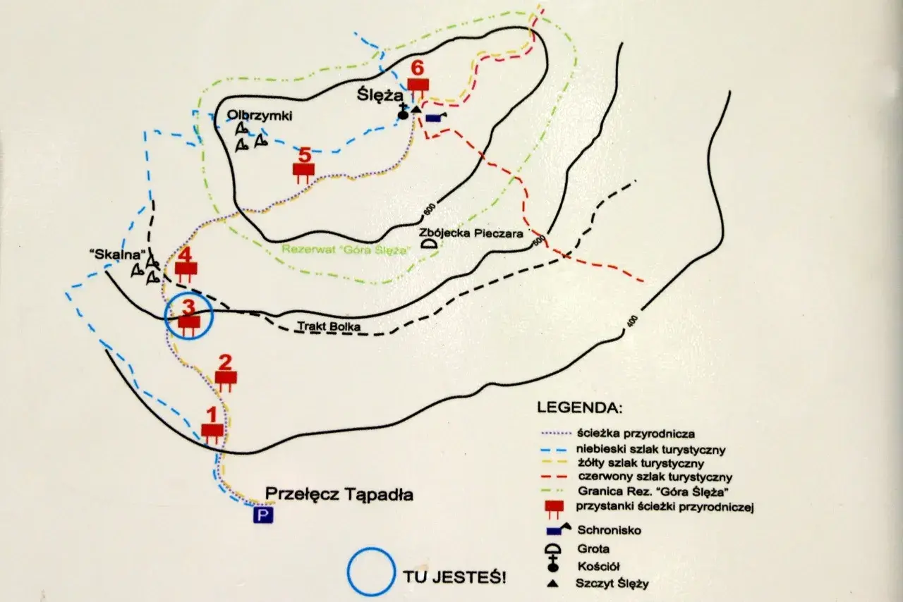 Mapa szlaków turystycznych i przyrodniczych w rejonie Przełęczy Tąpadła. Widać tu m.in. szczyt Ślęży, schronisko, groty i punkty widokowe.
