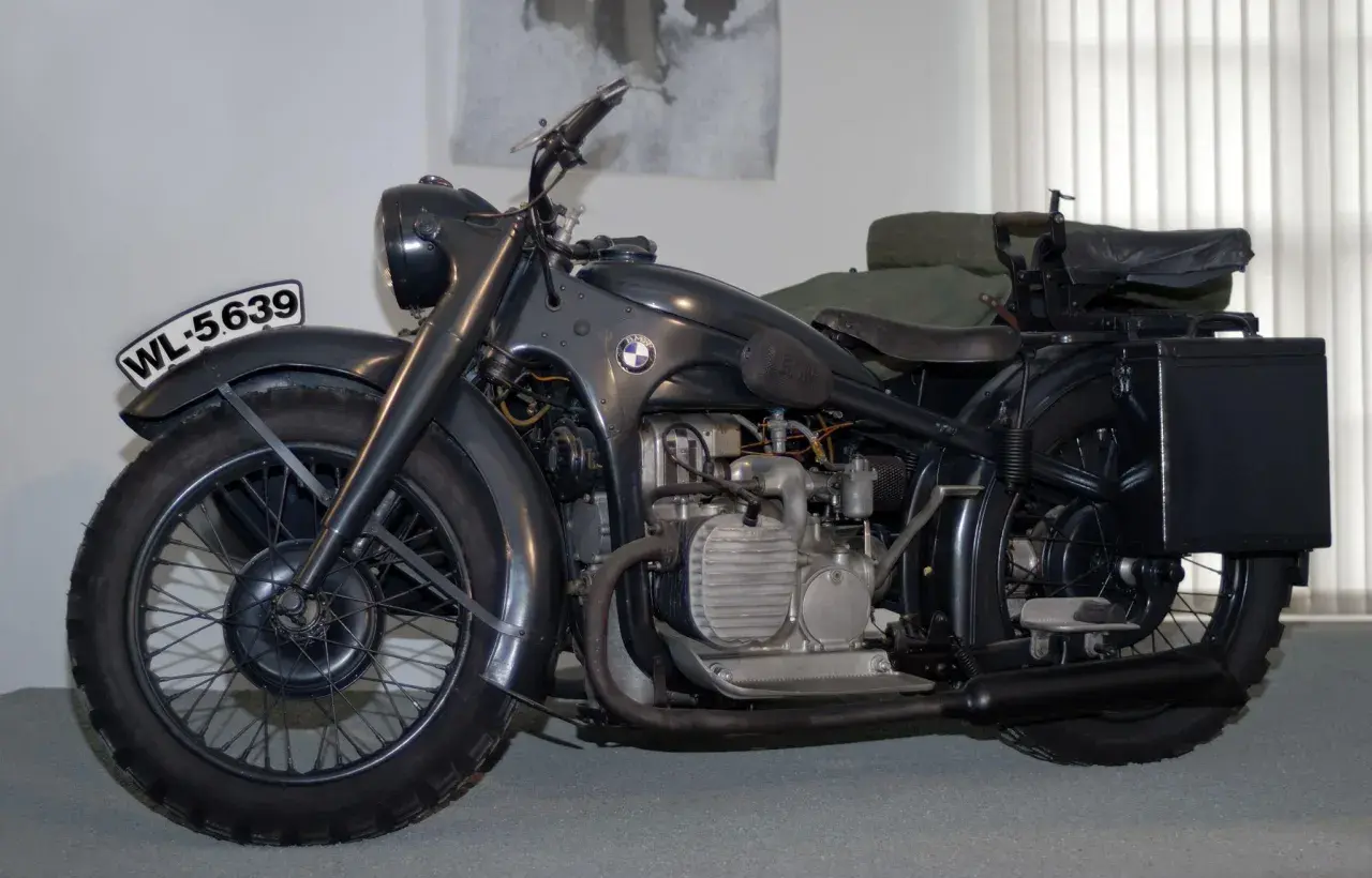 Stary motocykl BMW z koszem, z tablicą rejestracyjną WL-5639. Ten klasyk z Niemiec to prawdziwa gratka dla fanów motoryzacji.