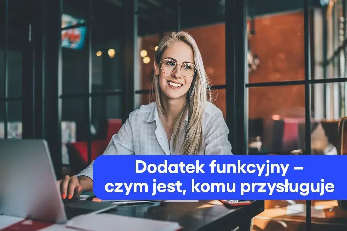 Uśmiechnięta blondynka w okularach pracuje przy laptopie. Na ekranie widoczny tekst: "Dodatek funkcyjny – czym jest, komu przysługuje".