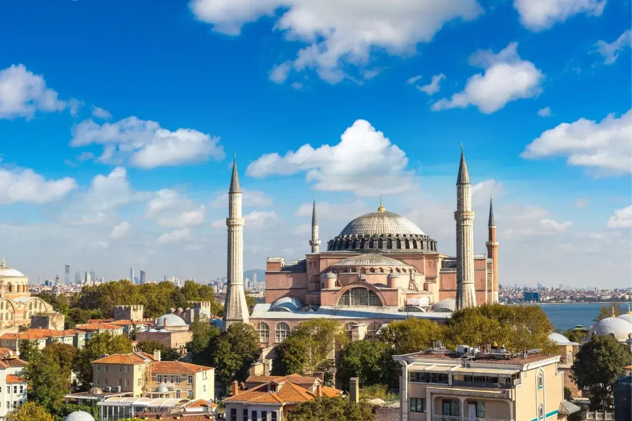 Majestatyczna Hagia Sophia, symbol europejskiej części Turcji, góruje nad Stambułem.