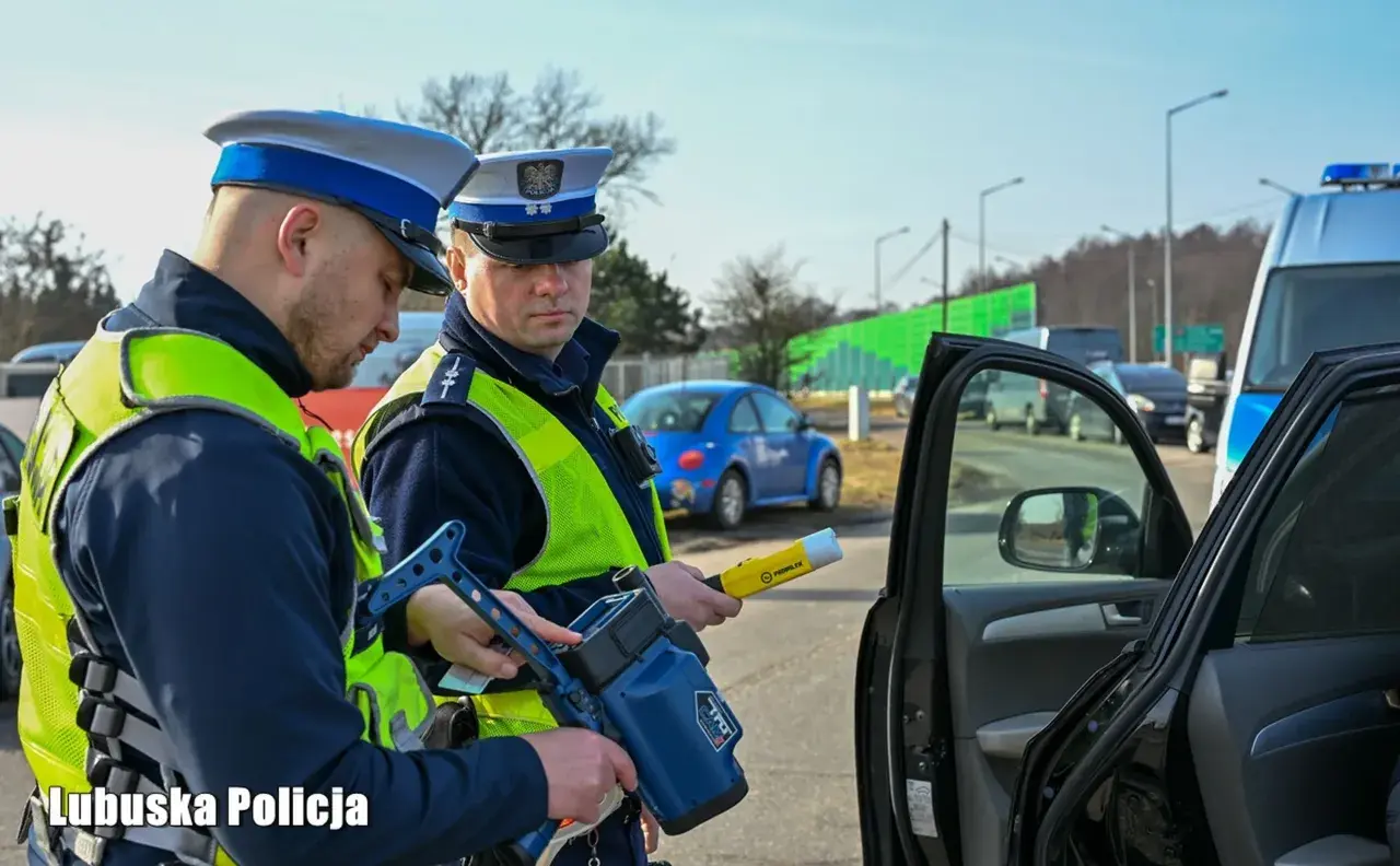 Policjanci z Lubuskiej Policji kontrolują prędkość. Zastanawiasz się, ile czasu ma policja na skierowanie sprawy do sądu po wykroczeniu?