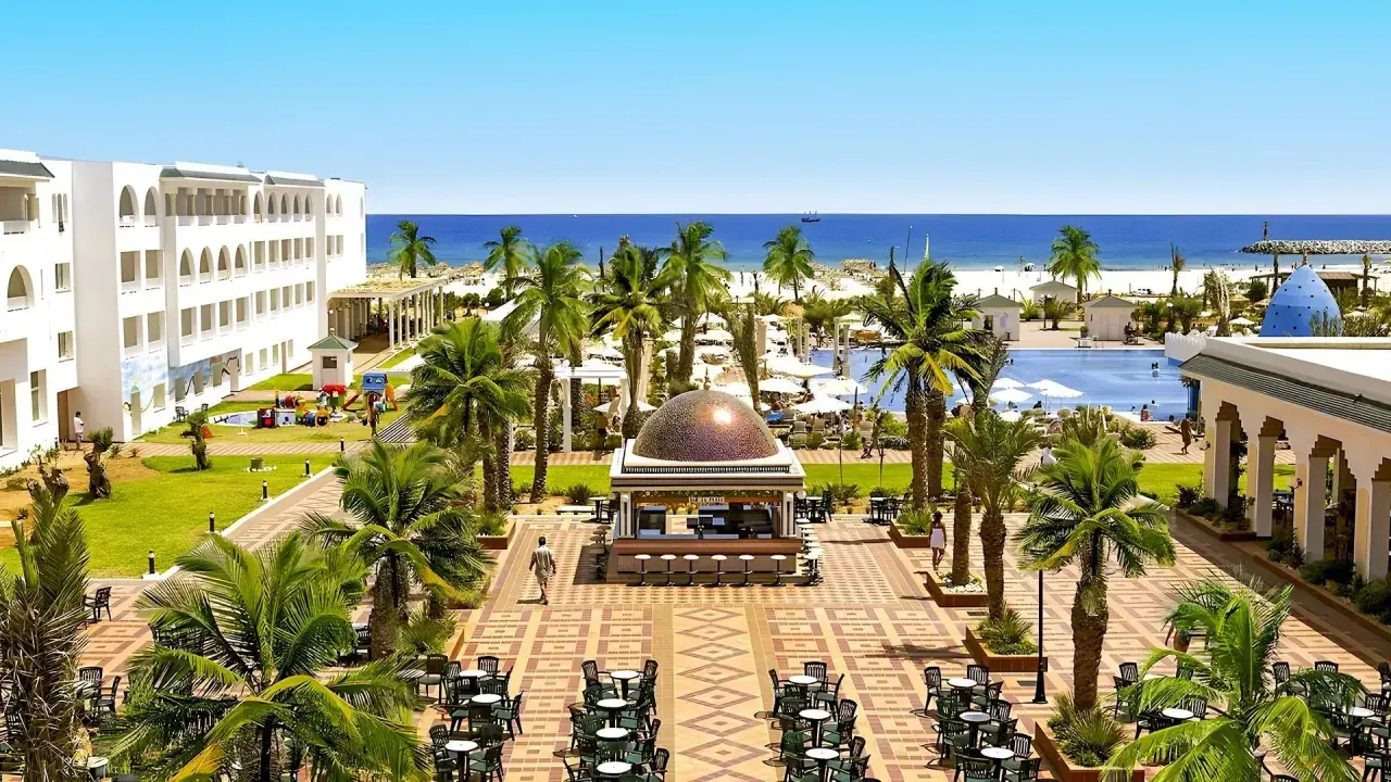 Luksusowy hotel Marco Polo w Tunezji, z basenem, palmami i widokiem na morze. Idealne miejsce na wakacje.