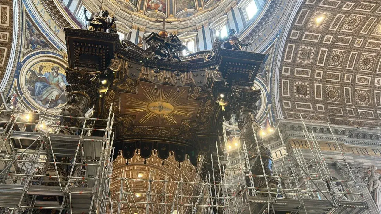 Wnętrze bazyliki z rusztowaniami wokół wspaniałego cyborium. Złoty dysk z gołębicą Ducha Świętego na suficie.